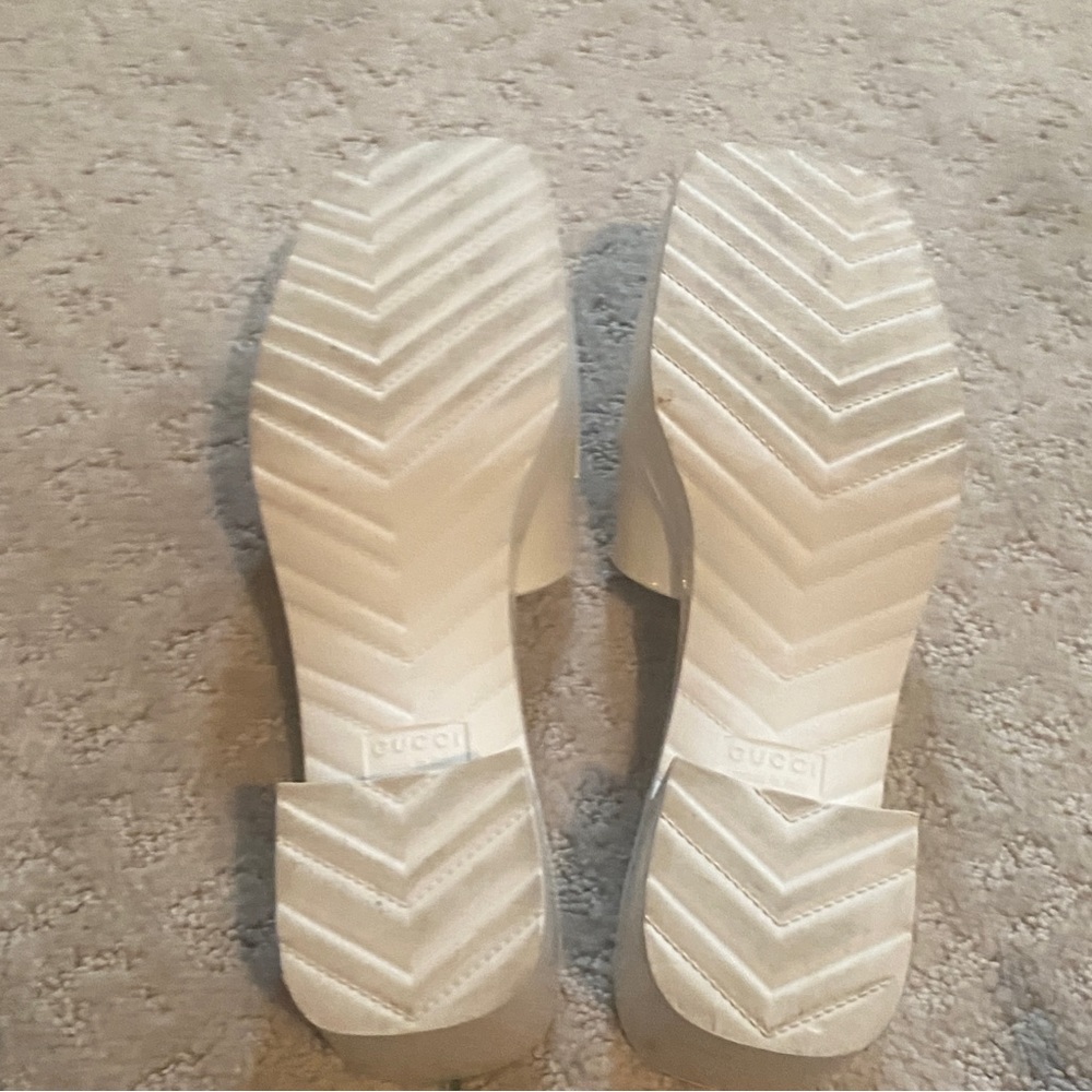 GUCCI Plastique logo-embossed rubber mules in Mystic White - Picture 4 of 10